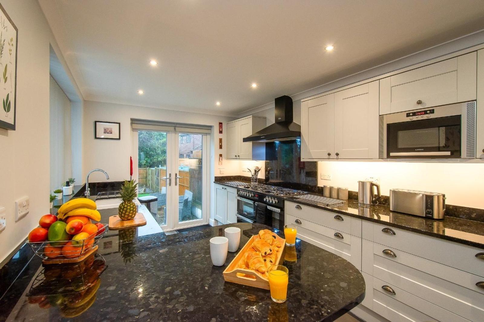 סוואנסי Casa One Hundred - A Beautiful 4 Bed House On The Beach Front מראה חיצוני תמונה