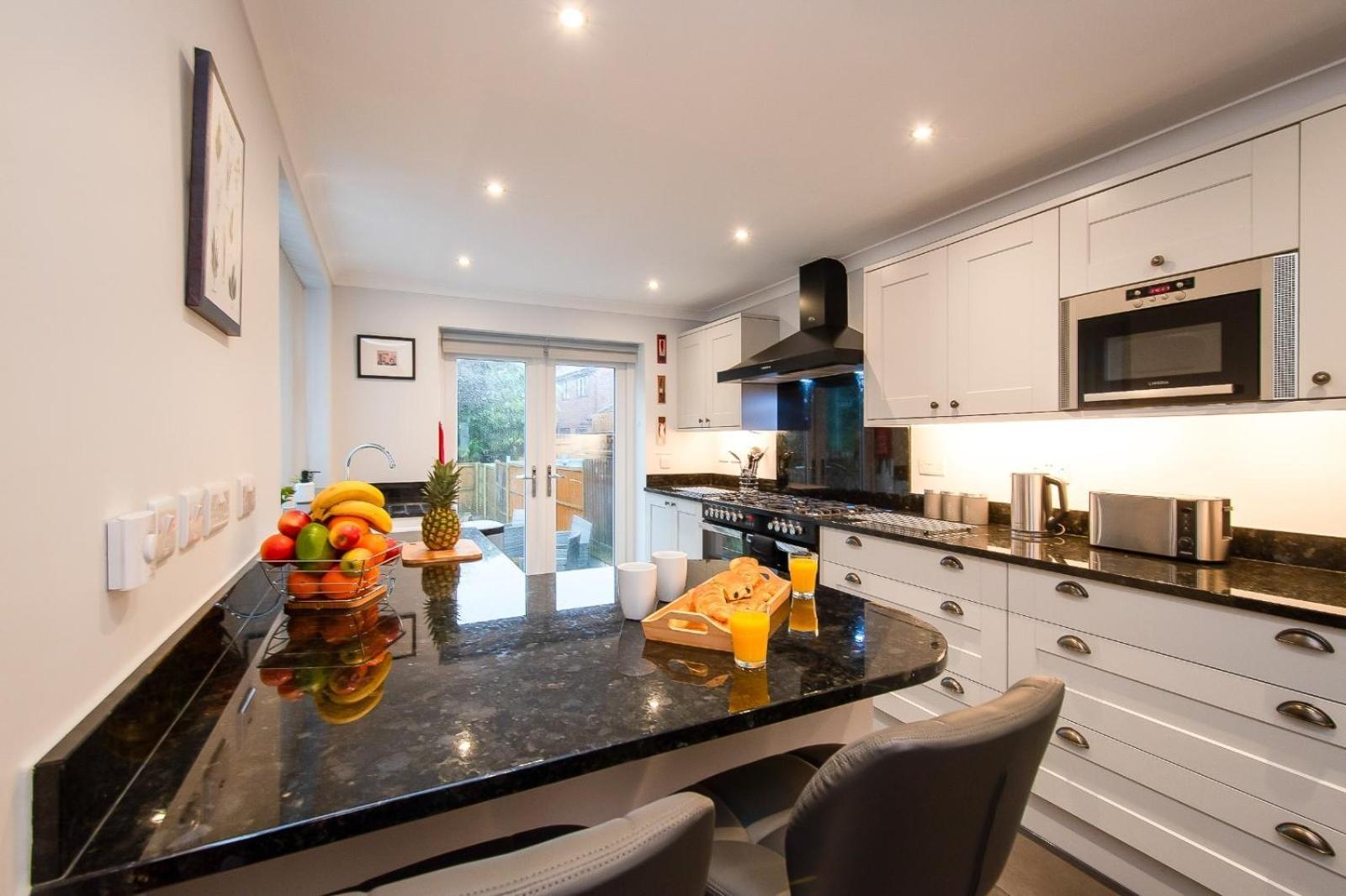 סוואנסי Casa One Hundred - A Beautiful 4 Bed House On The Beach Front מראה חיצוני תמונה