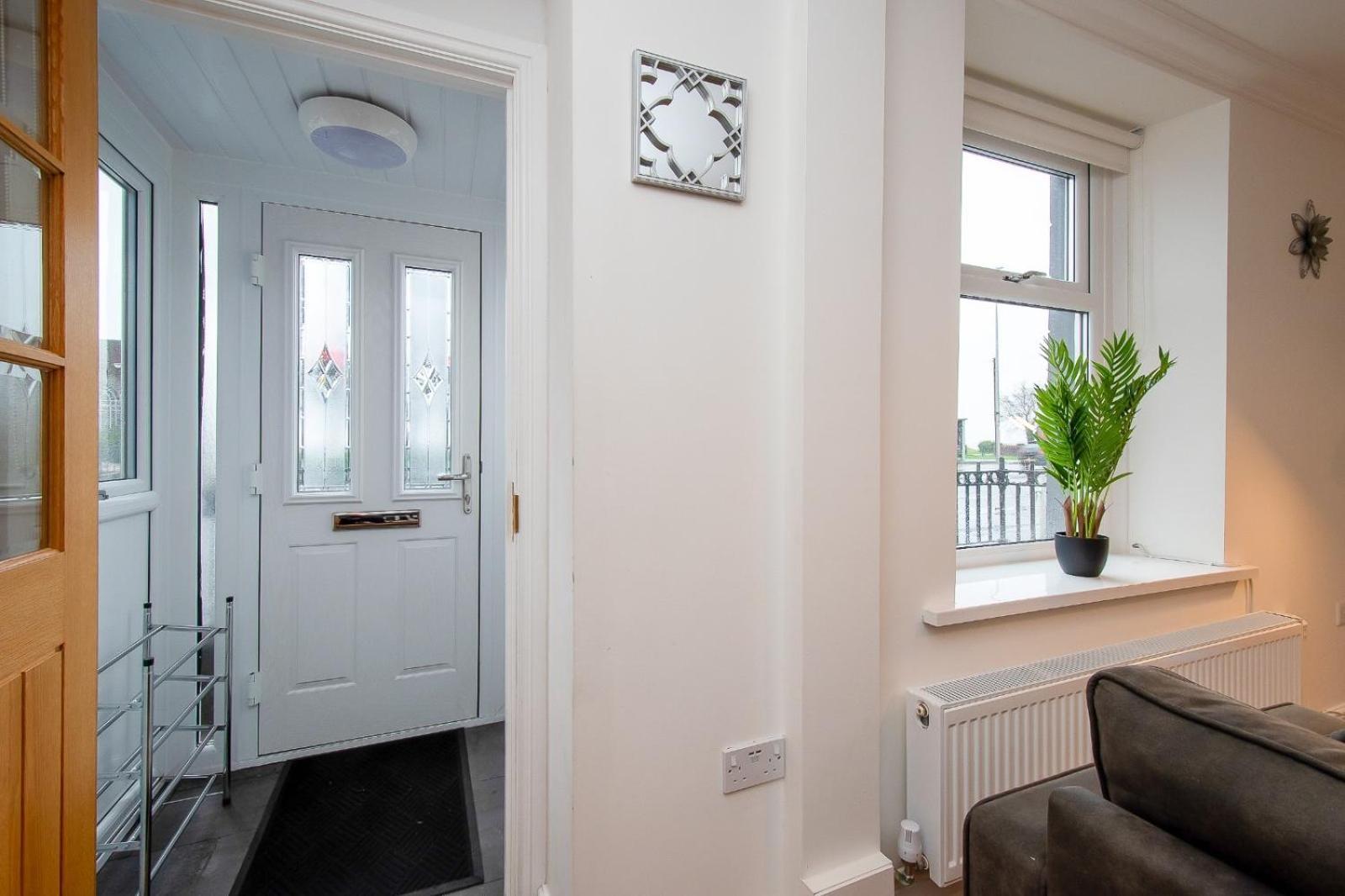 סוואנסי Casa One Hundred - A Beautiful 4 Bed House On The Beach Front מראה חיצוני תמונה