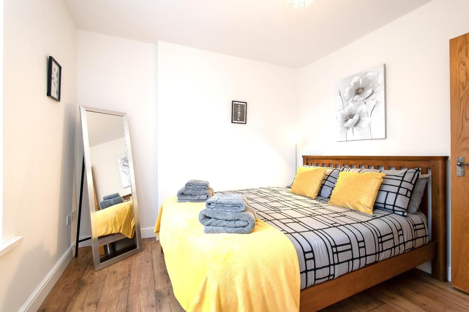 סוואנסי Casa One Hundred - A Beautiful 4 Bed House On The Beach Front מראה חיצוני תמונה